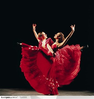 舞蹈动作-穿红色裙子的两个外国美女跳西班牙的热舞