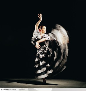 舞蹈动作-穿着黑白大摆裙的外国女人在练舞