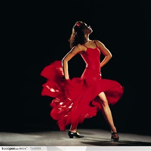 舞蹈动作-穿红色裙子外国女人用手摆动着裙子