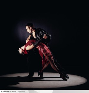 舞蹈动作-跳国标拉丁双人舞的外国男舞伴为美女下腰