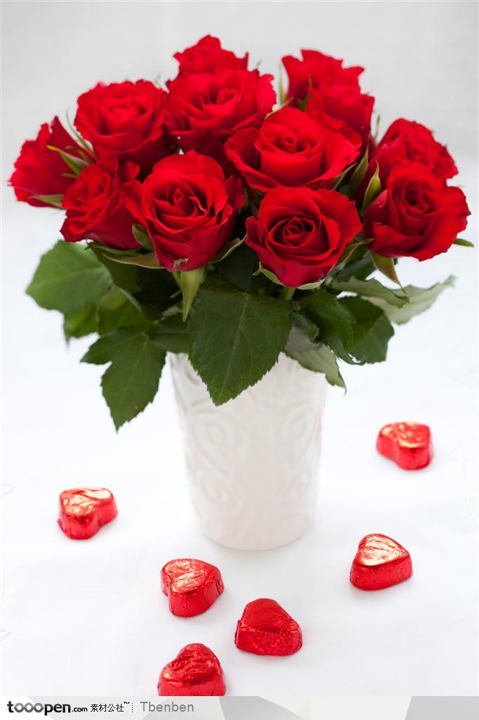 情人节元素花瓶里的玫瑰花红色心形