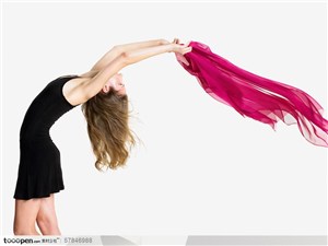 舞蹈肢体动作-外国美女拿着红丝带向后飞舞