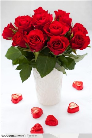 情人节元素花瓶里的玫瑰花红色心形