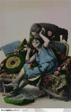 复古情侣影像-沙发上亲密的情侣