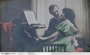 复古情侣影像-坐着弹琴的情侣