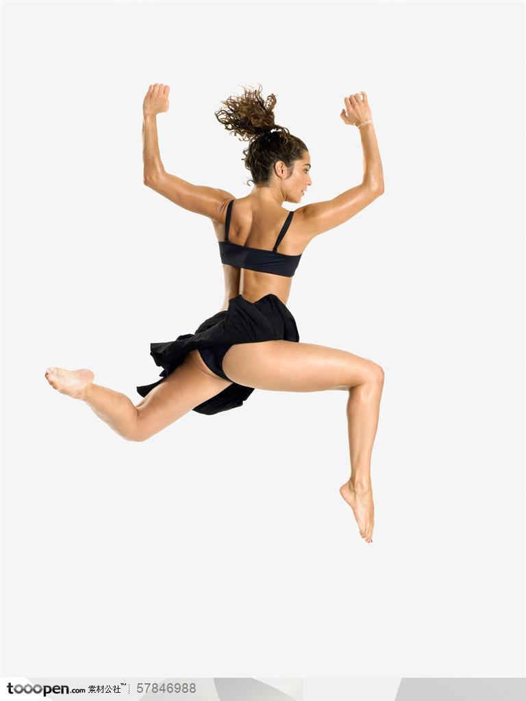 舞蹈肢体动作-外国女人穿黑色小短裙跳跃在空中