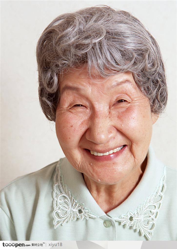 老年人生活-微笑的老奶奶