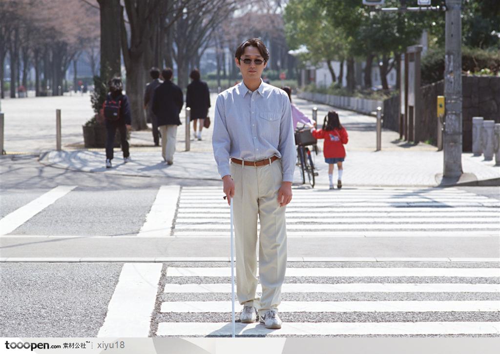 盲人生活-行走在马路上的男人