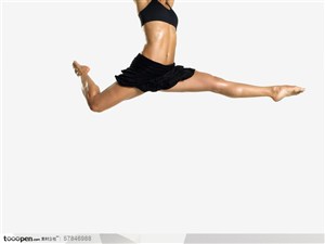 舞蹈肢体动作-穿黑色小短裙跨越在空中的外国女人