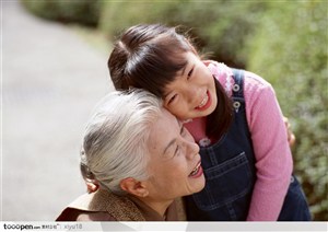 老年人生活-幸福的奶奶与孙女
