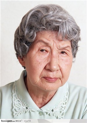 老年人生活-严肃的白发老奶奶