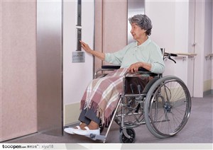 老年人生活-坐电梯的老奶奶