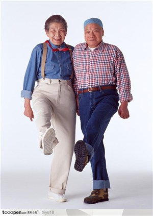 老年人生活-相抱的两个老人