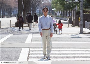 盲人生活-行走在马路上的男人