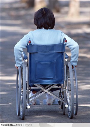 住院生活-轮椅上的女孩背影