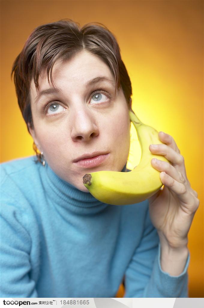 穿蓝色衣服的外国美女拿着香蕉当电话听筒
