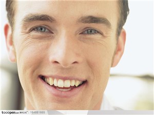 微笑的外国男人露出洁白的牙齿面部特写