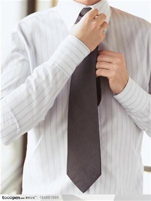 正在系领带的外国职场男人手部特写