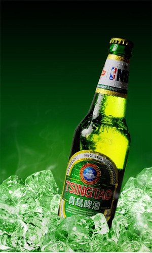 饮料广告-绿色冰块中的青岛啤酒海报