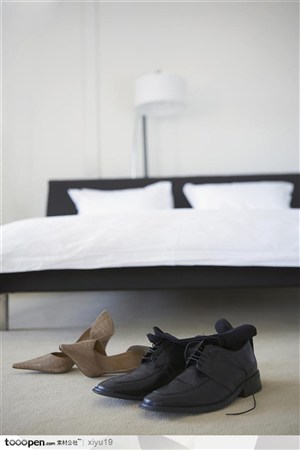 公寓生活-床边的两双鞋子