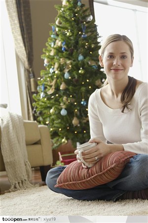 快乐圣诞节-坐着地毯的美女