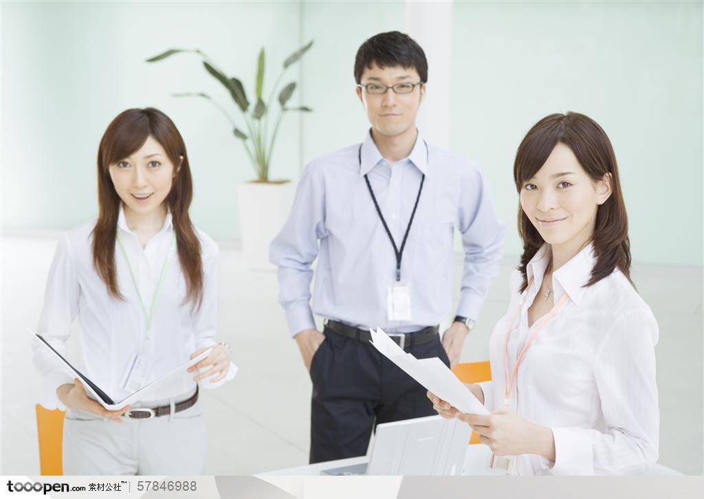 工作中的年轻人-站在两边的美女白领和站在中间的男士