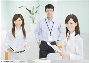 工作中的年轻人-站在两边的美女白领和站在中间的男士