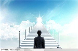 站在白色面向光芒的阶梯前的商业男士和白色云海背景