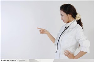 医疗人物-穿护士服的美女一手叉腰一手指向前方