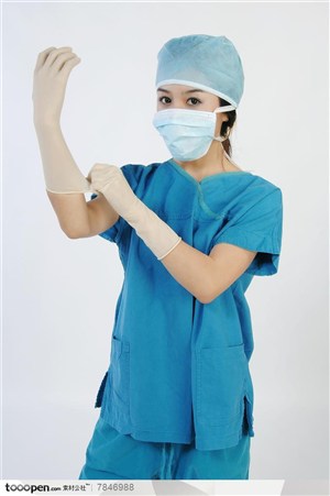 医疗人物-穿手术服的美女整理戴好的手套望着前方