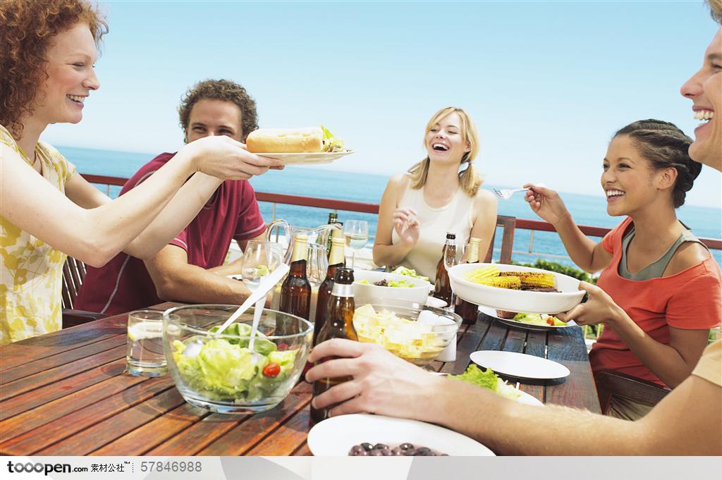 聚餐人群-年轻人海边幸福快乐聚餐