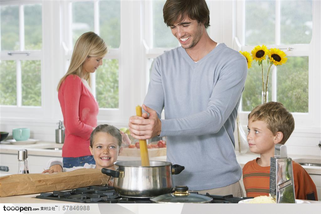 聚餐人群-一家人在厨房幸福快乐聚餐