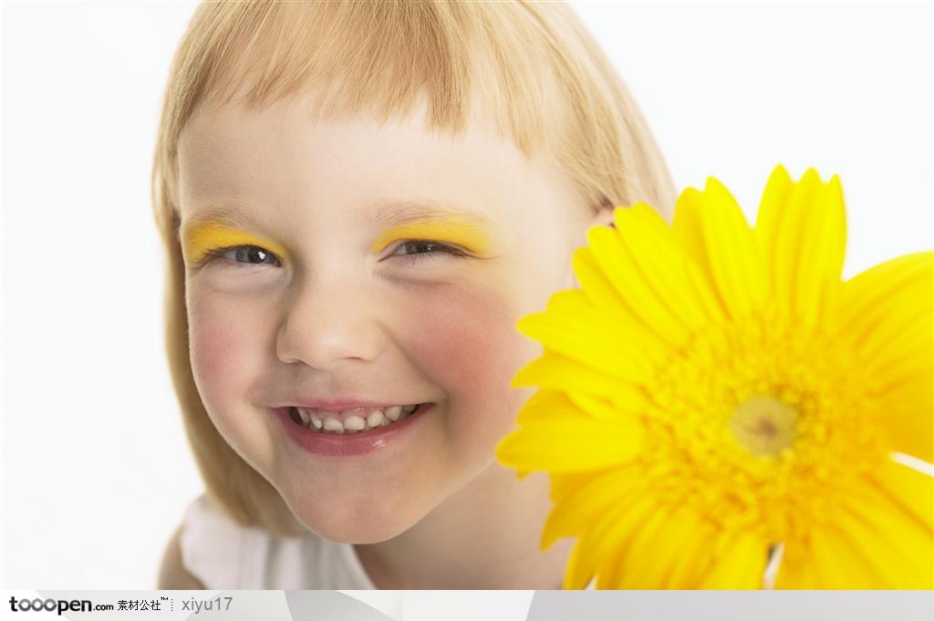 世界儿童-向日葵旁微笑的儿童