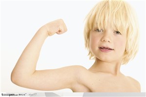 世界儿童-卷起手臂显示肌肉的可爱金发小男孩儿童
