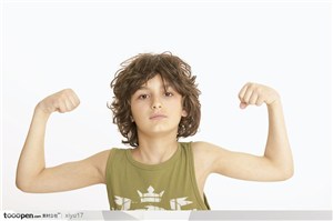 世界儿童-举起双手显示肌肉的小男孩儿童