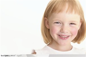 世界儿童-微笑的金发可爱小女孩