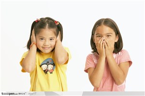 世界儿童-捂住耳朵捂住嘴巴的两个可爱儿童