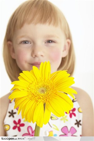 世界儿童-拿着向日葵的可爱儿童
