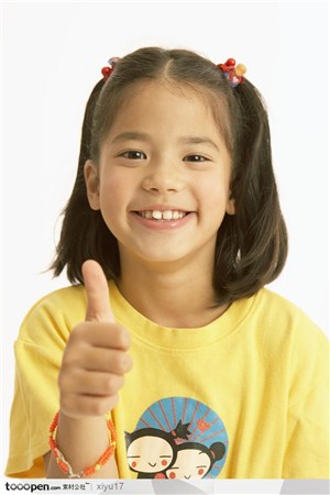 世界儿童-竖起手指的儿童