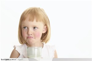 世界儿童-喝牛奶的儿童