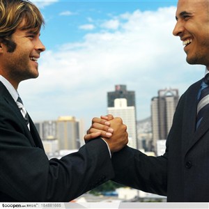 商业职场-放在胸前握手合作的职场男人