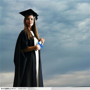 带博士帽手拿毕业证书在胸口的女同学