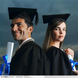 背靠背毕业证书放胸口戴博士帽毕业学生