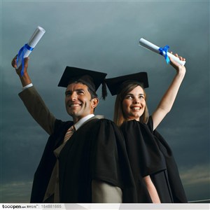 背靠背举起毕业证书戴博士帽毕业学生