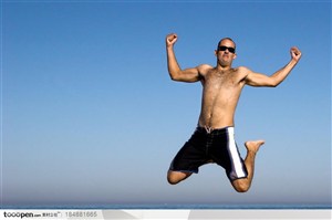 露出完美肌肉的国外男人跳跃在空中