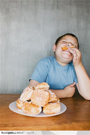 饮食习惯- 吃面包的男孩