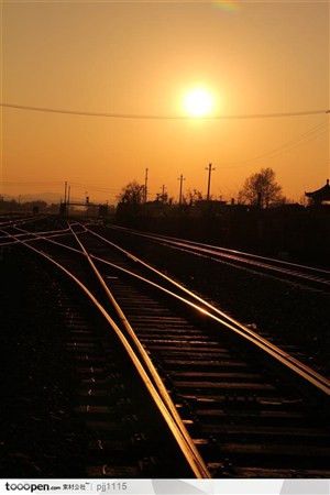 日落，安静的傍晚，宁静而安稳的铁路