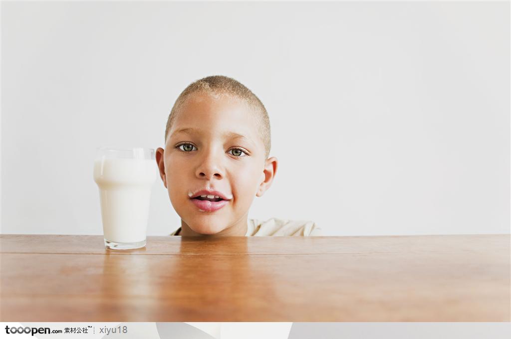 饮食习惯-牛奶旁的男孩