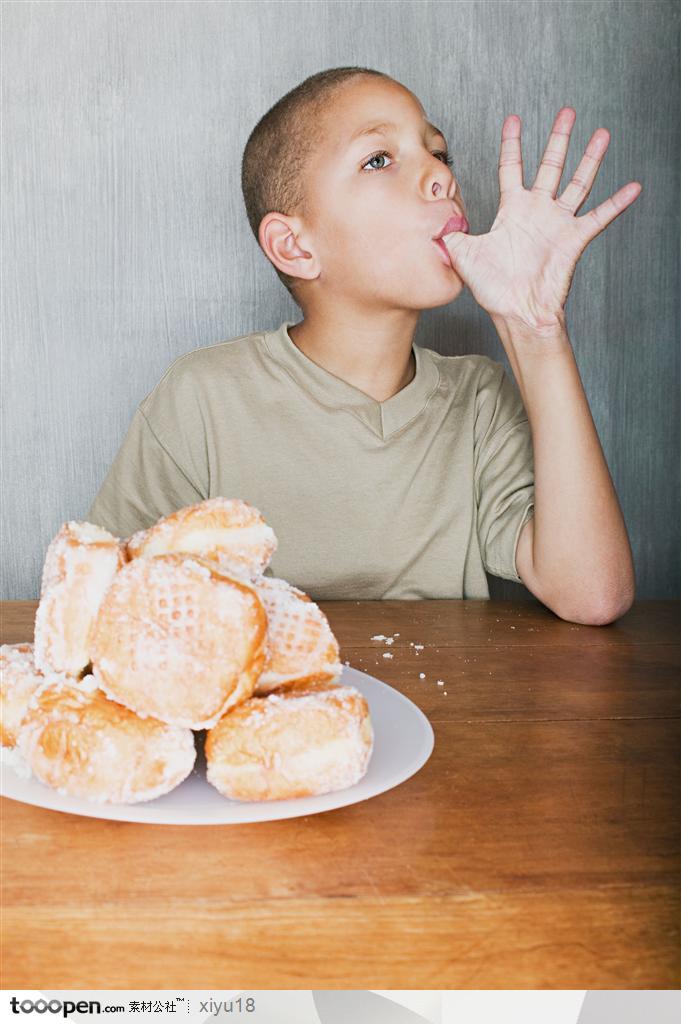 饮食习惯-手指含到口中的男孩