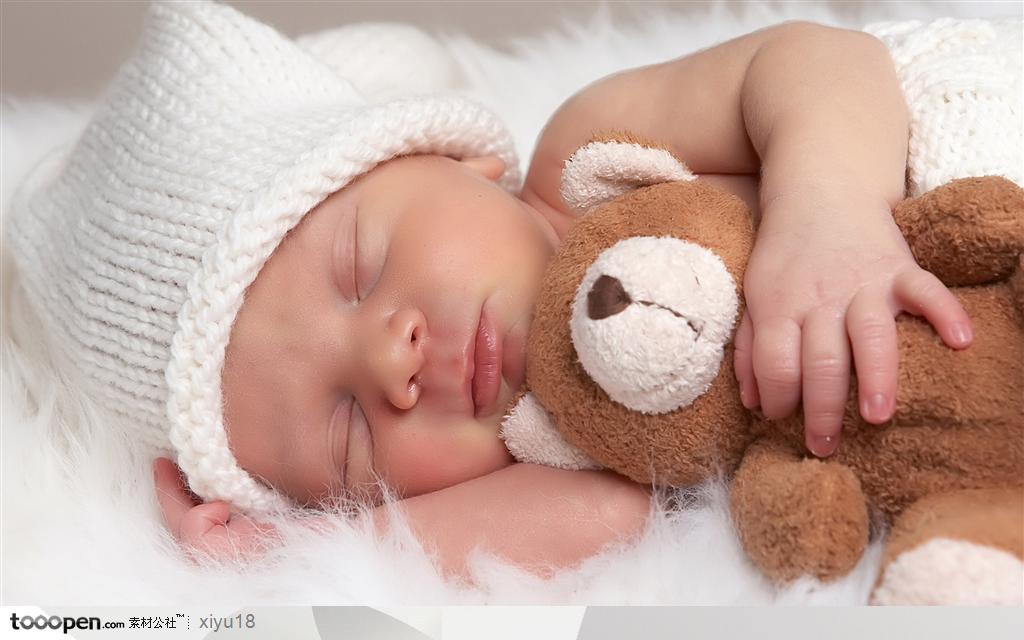 可爱儿童-抱着熊睡觉的婴儿